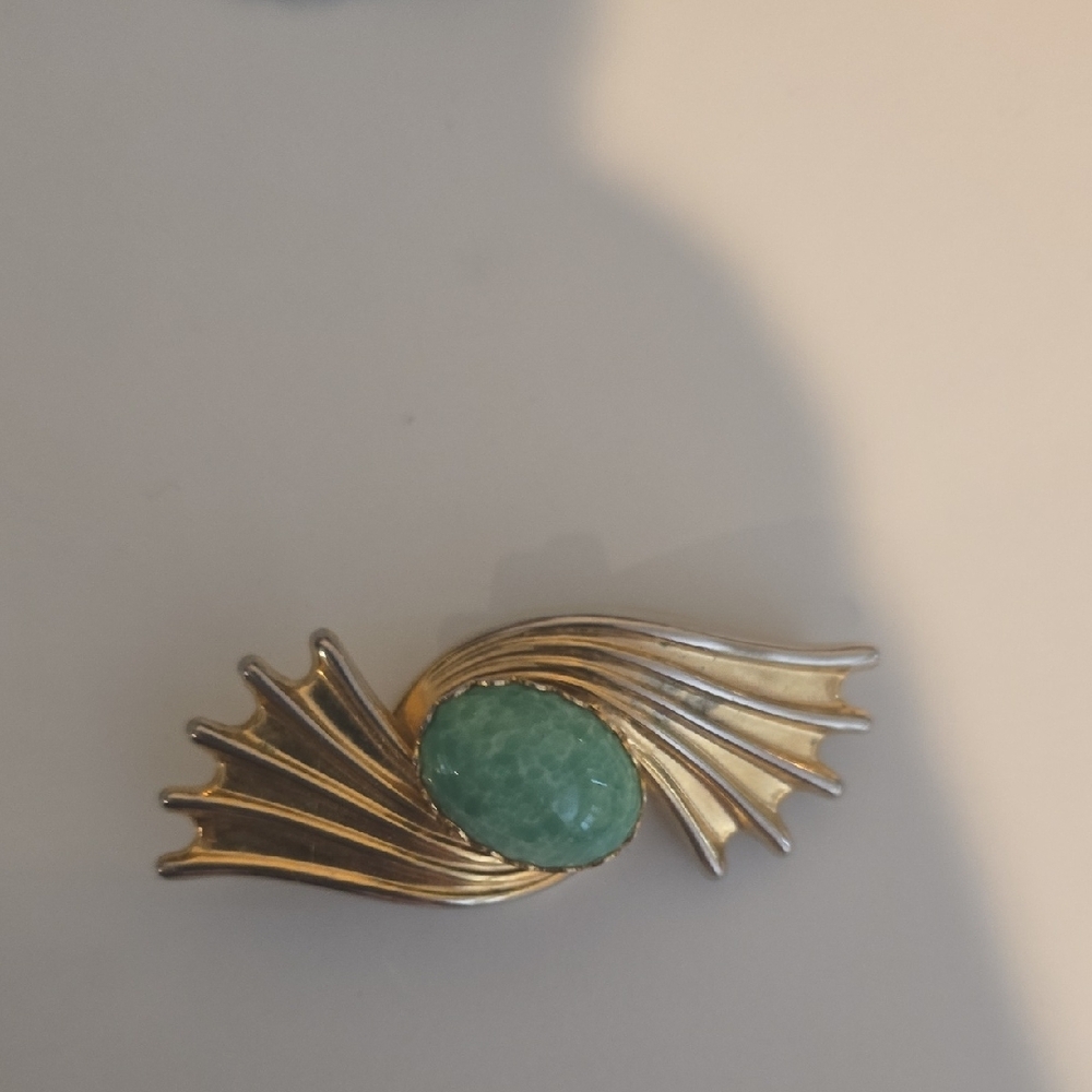 Vintage Jadeite Elegant Gold and Green Brooch